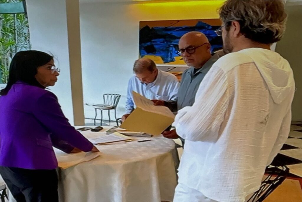 Edmundo González denuncia que firmó carta bajo coacción para salir del país