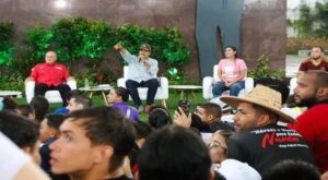 Edmundo González en Madrid disfruta lo que robó