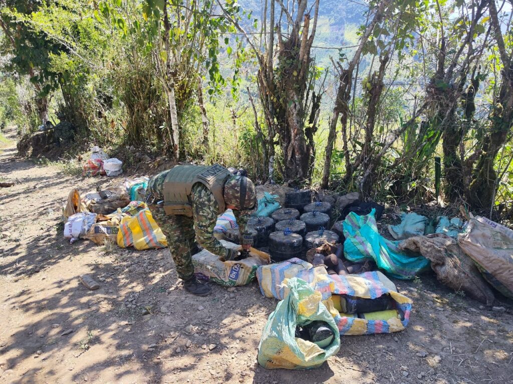 Ejército desmantela uno de los más grandes centros de acopio de explosivos en Nariño: se hallaron 3 toneladas entre minas antipersonal, tatucos y pólvora