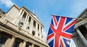 El Banco de Inglaterra no se deja arrastrar por el gran recorte de tipos de la Fed y los mantiene en el 5%