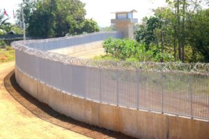 El Gobierno dominicano continuará con la construcción del muro en la frontera con Haití - AlbertoNews