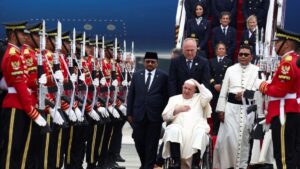 El Papa llega a Indonesia, donde congregará a los católicos y celebrará la libertad religiosa