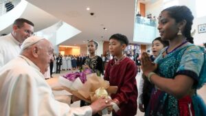El Papa llega a la acomodada Singapur tras una festiva visita a la humilde Timor Oriental