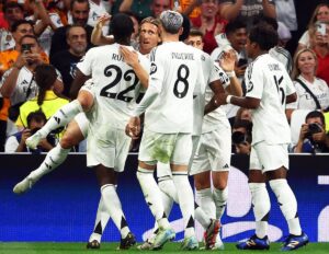 El Real Madrid salva un estreno sin brillo en Champions