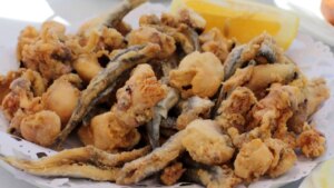 El bar de carretera que cuenta con uno de los primeros buffets libre de pescadito frito en España