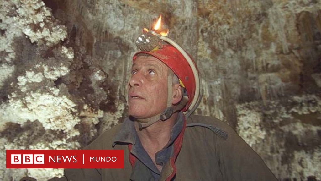 El científico que decidió vivir en una cueva "en la oscuridad, sin saber la hora" y lo que mostró sobre nuestra relación con el tiempo