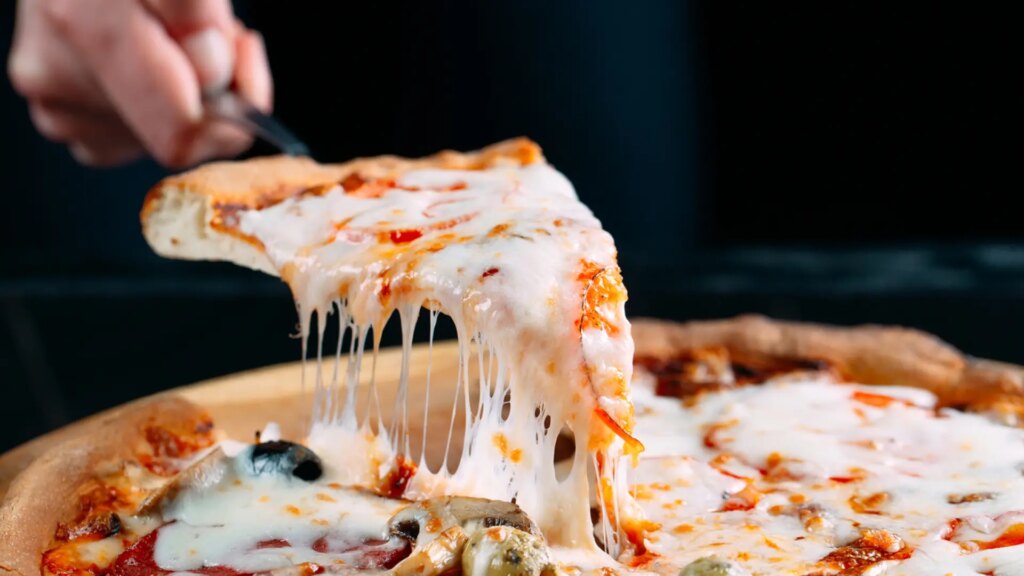 El error que cometes al cortar la pizza con el utensilio más típico según una chef italiana: "Destruyes horas de trabajo"