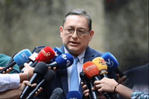 El fiscal se adelantó en atribuirle a Edmundo González delitos y responsabilidades con las que no tiene nada que ver