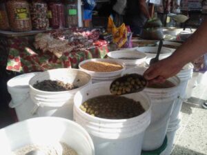 El kilo de aceitunas y alcaparras se consigue en Bs.300