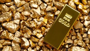 El oro cedió por toma de ganancias, tras tocar un nuevo récord histórico