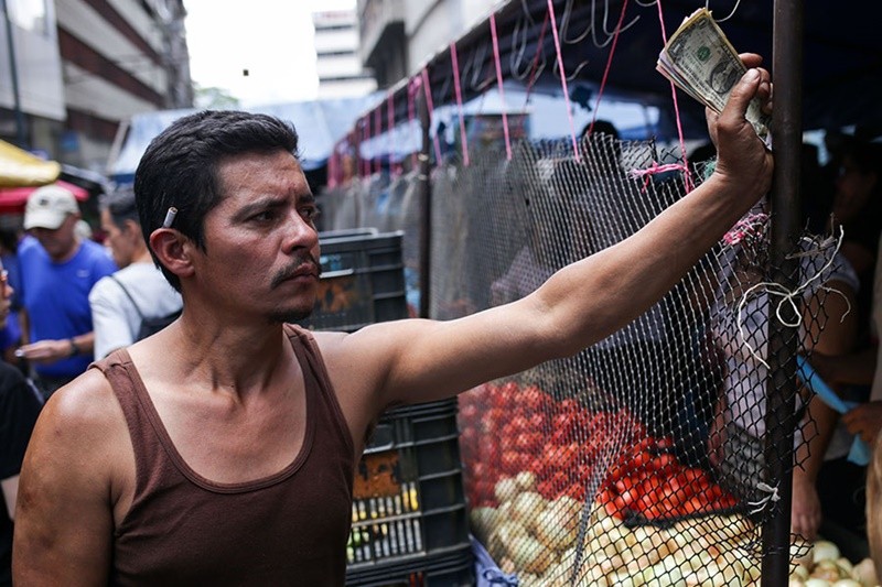 El precio real del dólar, un viejo fantasma que acecha a Venezuela durante la crisis poselectoral