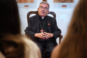 El presidente de los obispos ve "preocupante" que Almodóvar pida una ley de eutanasia en todo el mundo