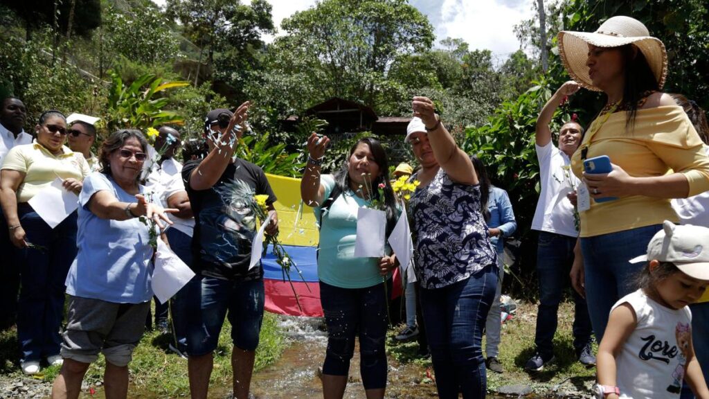 El pueblo que realizó ofrenda con flores en el río para conjurar un pasado trágico por causa de los paramilitares