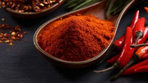 El truco de un cocinero para que no se queme el pimentón cuando lo ponemos en la sartén