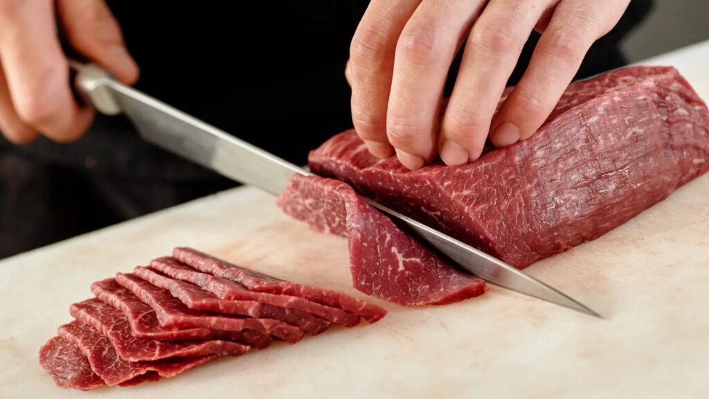 El truco de un experto para cortar mejor la carne, mantener la textura y conseguir que sea más fácil de masticar