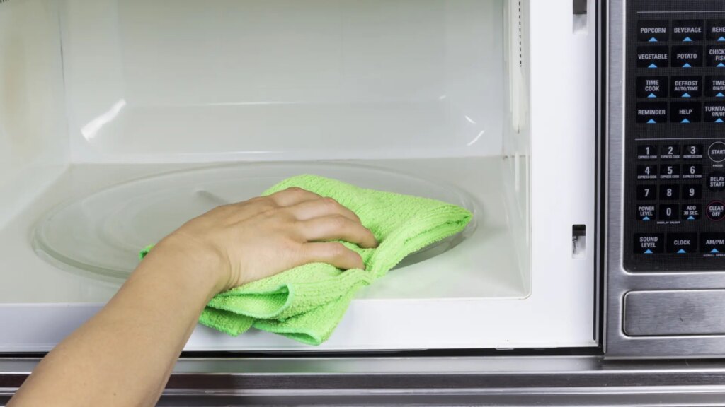 El truco definitivo para acabar con la grasa del microondas de forma rápida y sencilla