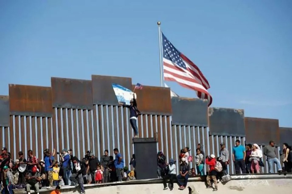 En Estados Unidos estudian endurecer la prohibición de asilo en la frontera con México