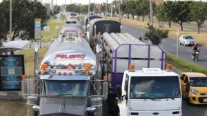 En medio de paro de camioneros que afecta varios departamentos, ministra de Transporte convoca a camioneros a una reunión