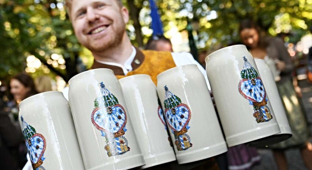 Entusiastas de la cerveza se preparan para volar a la fiesta más grande del mundo