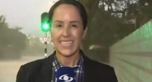 Érika Zapata defendió su trabajo de críticas al salir en noticiero en pleno aguacero
