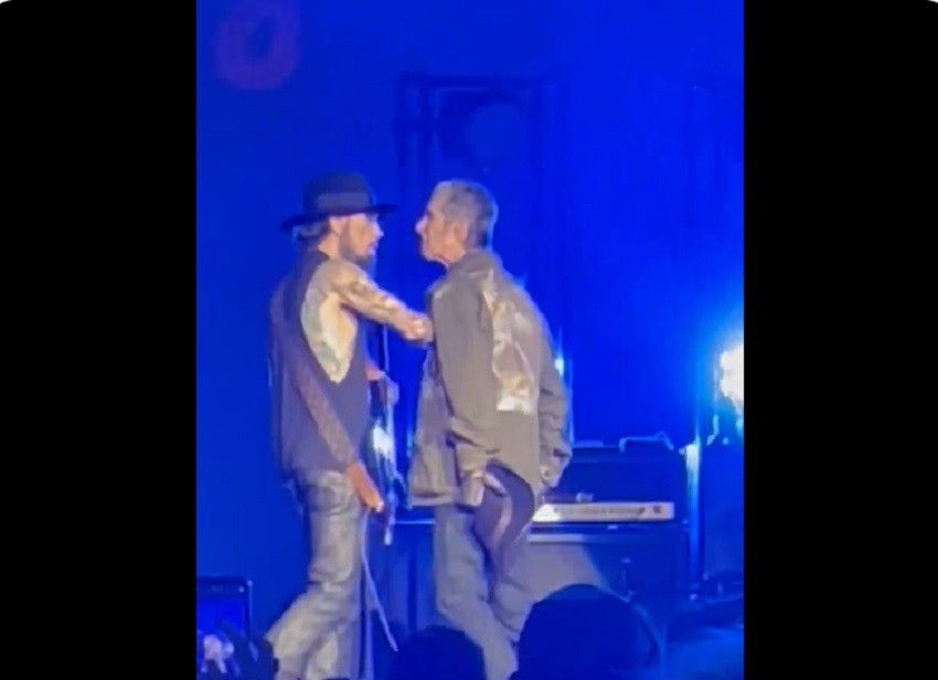 Escándalo en un recital de Jane’s Addiction: el cantante Perry Farrell agredió en pleno show al guitarrista Dave Navarro - AlbertoNews
