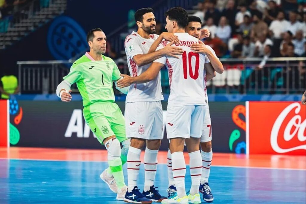 España sigue creciendo en el Mundial de fútbol sala y se mete en octavos como primera