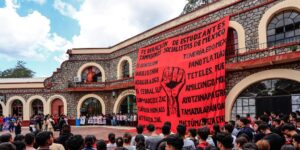 Estudiantes se manifiestan contra López Obrador por la tragedia de Ayotzinapa