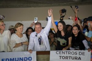 Exilio de Edmundo González es una derrota política pero no el final, opinan analistas