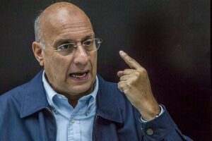 Exministro chavista Andrés Izarra dice que Williams Dávila saldría rumbo a España en las próximas horas