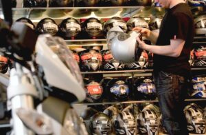 Experto Jacobo Vidarte exhorta al uso de cascos certificados a la hora de andar en moto