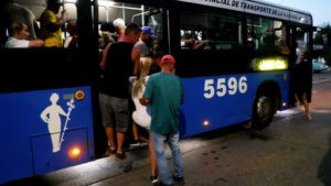 Falta de combustible y repuestos paraliza el transporte en Cuba