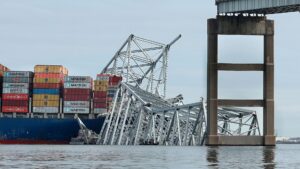 Familiares de víctimas del colapso del puente de Baltimore demandan a la empresa del buque - AlbertoNews