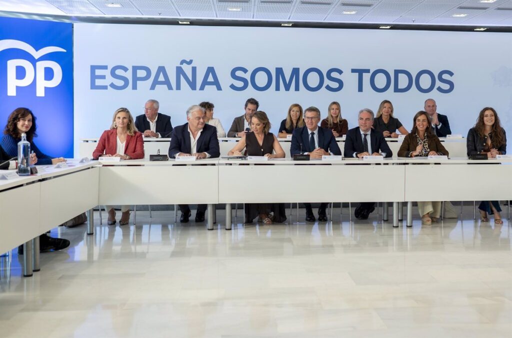 Feijóo prepara otro encierro con sus 'barones' para perfilar su agenda social y atraer a votantes "frustrados" del PSOE