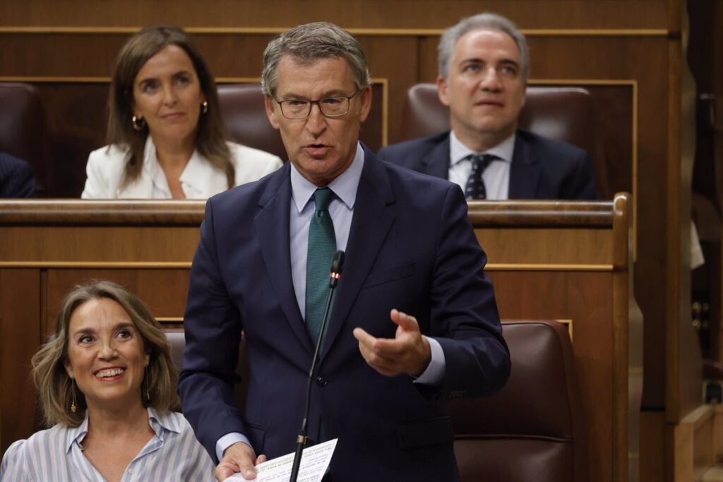 Feijóo ultima su "ofensiva legislativa" frente a Sánchez y se abre a negociar con Junts y PNV para desgastar al Gobierno