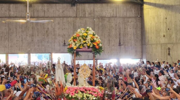 Feligreses acompañan a la Virgen del Coromoto en su día