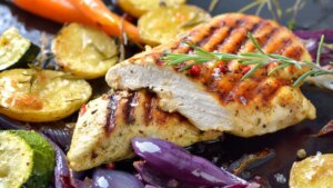 Filetes de pavo al ajillo, una receta sabrosa y barata de esta carne baja en grasas
