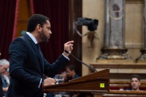 Garriga (Vox) acusa a Feijóo de sumarse a la "ceremonia de la confusión" de Sánchez sobre migración