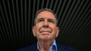 González Urrutia explica razones de exilio. CPI promete rendición de cuentas.