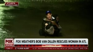 Un reportero de televisión rescata en directo a una conductora atrapada por las inundaciones en Atlanta