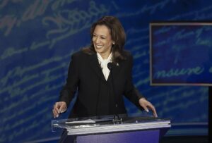 Harris provoca la ira de Trump al decir que la gente se va de sus mítines por agotamiento - AlbertoNews
