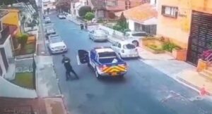 Hombre se lanzó sobre patrulla en Pasto; golpeó a un policía