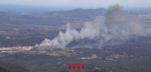Incendio en el Alt Empordà obliga a cortar la AP-7 en la Jonquera y la circulación del AVE