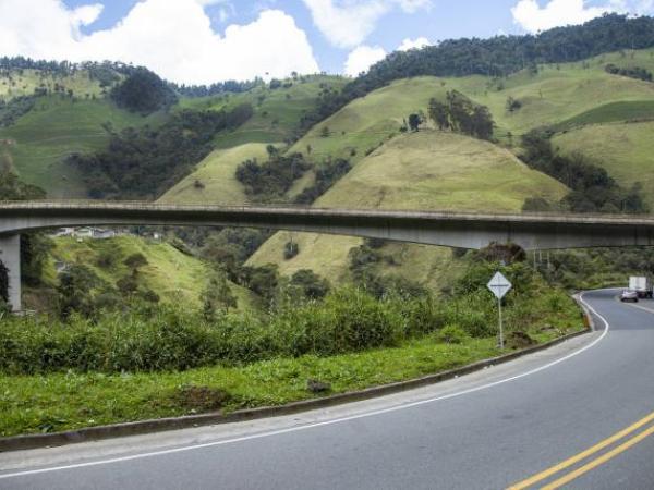 Invías necesita $9 billones para invertir en 2025, pero solo tendrá $1,1 billones | Infraestructura | Economía