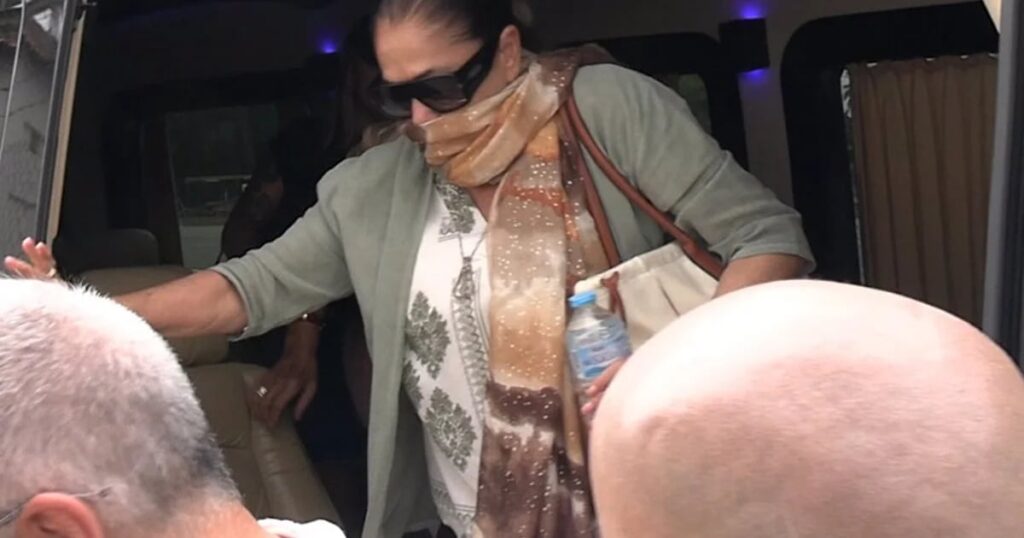 Isabel Pantoja reaparece muy seria tras las últimas polémicas para poner rumbo a Tenerife
