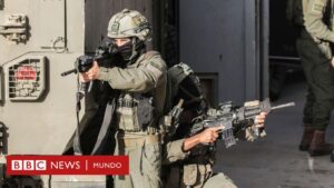 Israel: La conmoción por el video que muestra a soldados israelíes lanzando cadáveres desde una azotea en Cisjordania