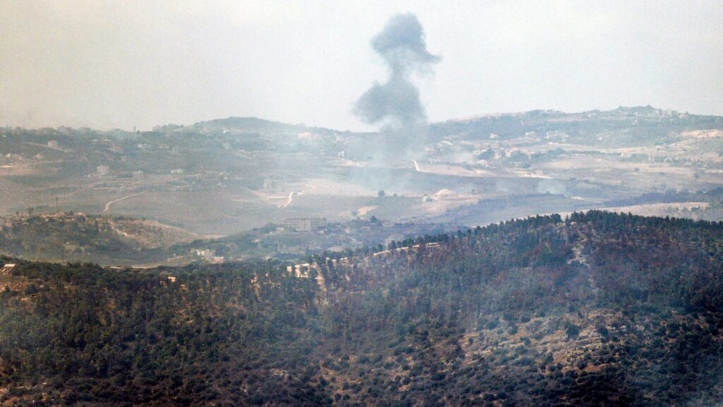 Israel ataca a militantes de Hezbolá en el sur del Líbano mientras familiares de los rehenes exigen un alto el fuego en Gaza