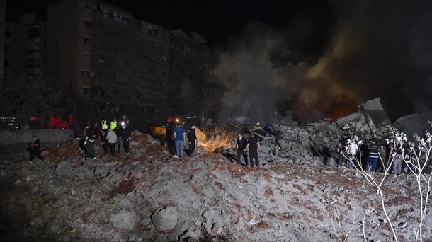 Israel bombardea el sur de Beirut, derriba un edificio y mata al menos a seis personas