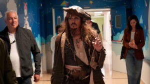 Johnny Depp se vuelve a vestir de Jack Sparrow por una buena causa: Así fue su visita a los niños del Hospital de Donostia | Diario El Luchador