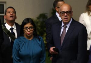 Jorge y Delcy Rodríguez violaron Convención de Viena al grabar el interior de la residencia del embajador español en Caracas