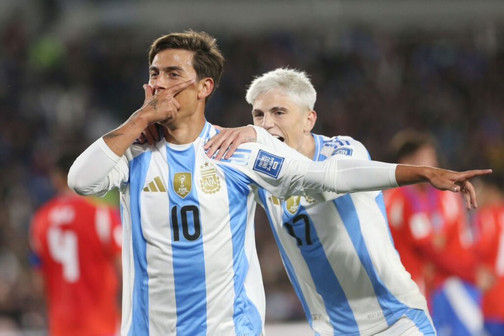 Julián Álvarez brilla en la victoria de Argentina ante Chile